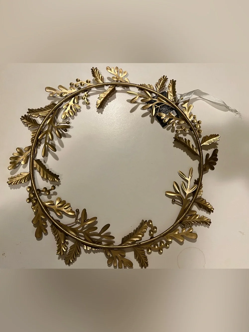 NWT METAL THRESHOLD HOLIDAY WREATH.